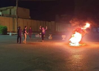 محتجون : قطع الشوارع واضرام النار في الاطارات احتجاجا على حادثة اغتيال الوزني في كربلاء