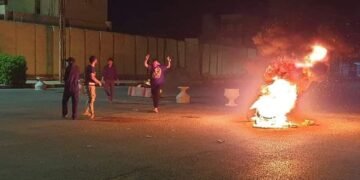 محتجون : قطع الشوارع واضرام النار في الاطارات احتجاجا على حادثة اغتيال الوزني في كربلاء