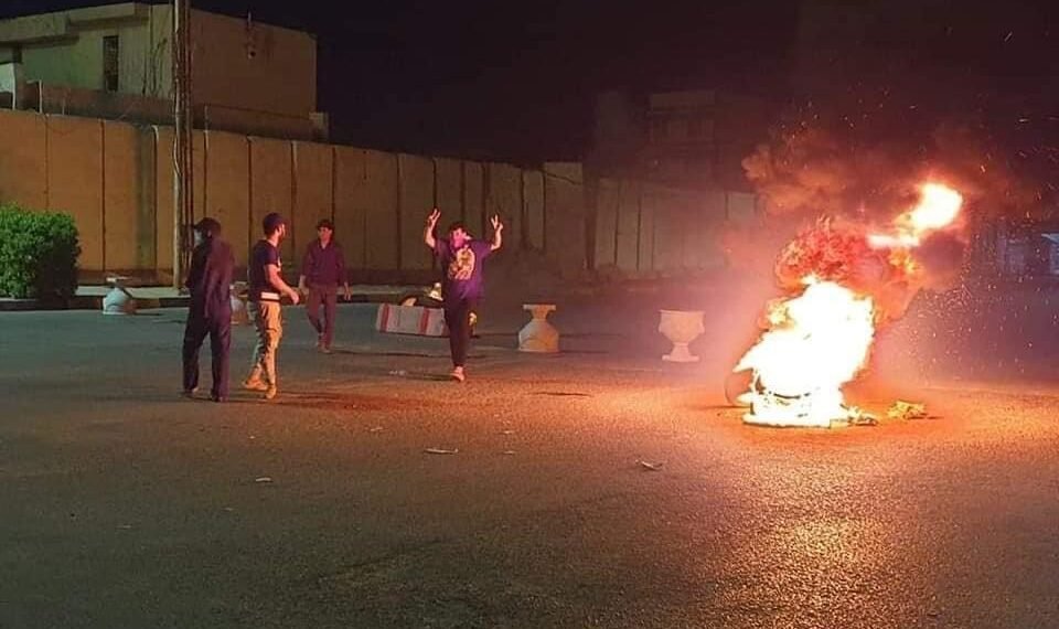 محتجون : قطع الشوارع واضرام النار في الاطارات احتجاجا على حادثة اغتيال الوزني في كربلاء