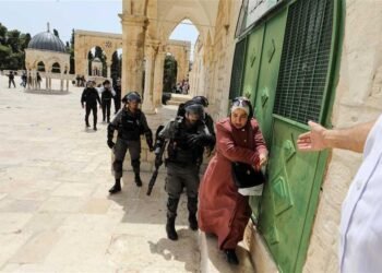 عاجل | بالفيديو المصلون في المسجد الاقصى يطردون إمام الجمعة