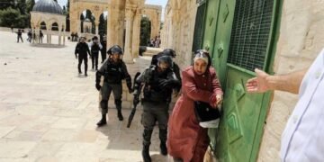عاجل | بالفيديو المصلون في المسجد الاقصى يطردون إمام الجمعة