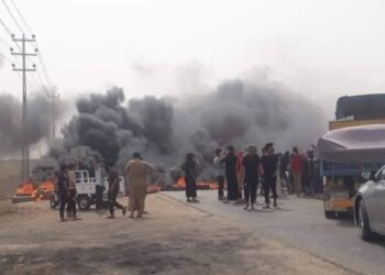 ذي قار : محتجون يقومون بقطع الطريق الرابط بين قضاء الفهود و مدينة الناصرية