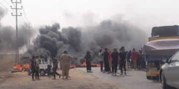 ذي قار : محتجون يقومون بقطع الطريق الرابط بين قضاء الفهود و مدينة الناصرية