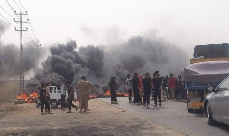ذي قار : محتجون يقومون بقطع الطريق الرابط بين قضاء الفهود و مدينة الناصرية