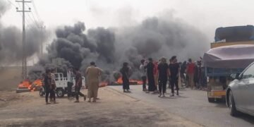 ذي قار : محتجون يقومون بقطع الطريق الرابط بين قضاء الفهود و مدينة الناصرية