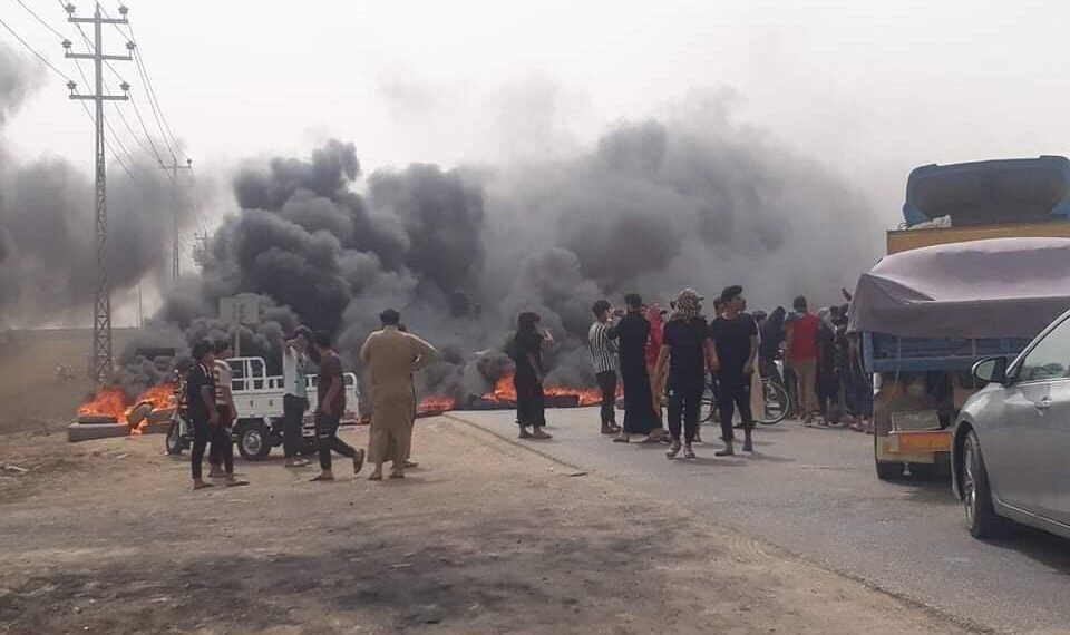 ذي قار : محتجون يقومون بقطع الطريق الرابط بين قضاء الفهود و مدينة الناصرية