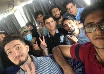 بالفيديو || مسن عراقي يوجه رسالة للمتظاهرين داخل قافلة كربلاء