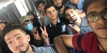 بالفيديو || مسن عراقي يوجه رسالة للمتظاهرين داخل قافلة كربلاء