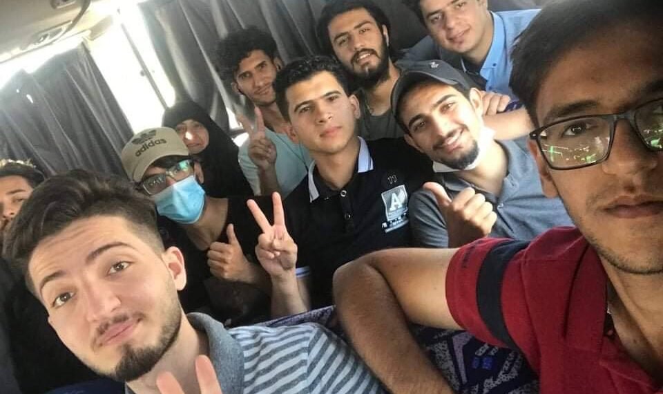 بالفيديو || مسن عراقي يوجه رسالة للمتظاهرين داخل قافلة كربلاء