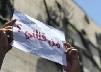 شباب التحرير يغنون للعراق وسلمية التظاهر