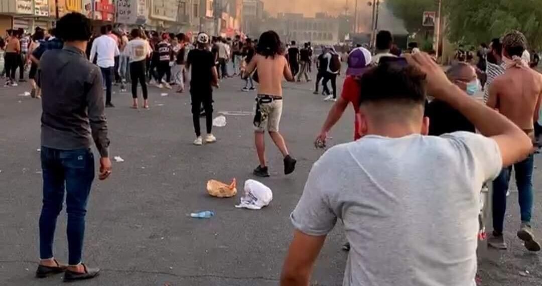المتظاهرون يلجؤون إلى منازل العوائل في محيط ’التحرير’ هرباً من حملة القمع