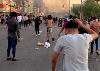 المتظاهرون يلجؤون إلى منازل العوائل في محيط ’التحرير’ هرباً من حملة القمع