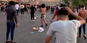 المتظاهرون يلجؤون إلى منازل العوائل في محيط ’التحرير’ هرباً من حملة القمع