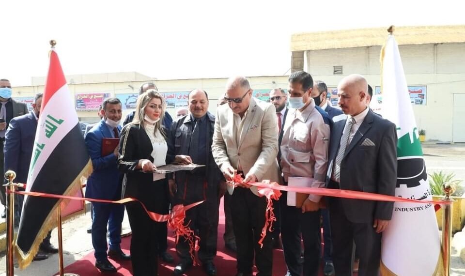 وزير الصناعة يفتتح مشروع إنتاج البطاريات عديمة الإدامة SMF