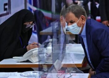 قبيل انطلاقها.. مرشحون ينسحبون من الانتخابات الإيرانية وخامنئي يوجه اتهاماً للغرب