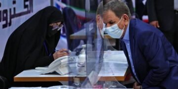 قبيل انطلاقها.. مرشحون ينسحبون من الانتخابات الإيرانية وخامنئي يوجه اتهاماً للغرب