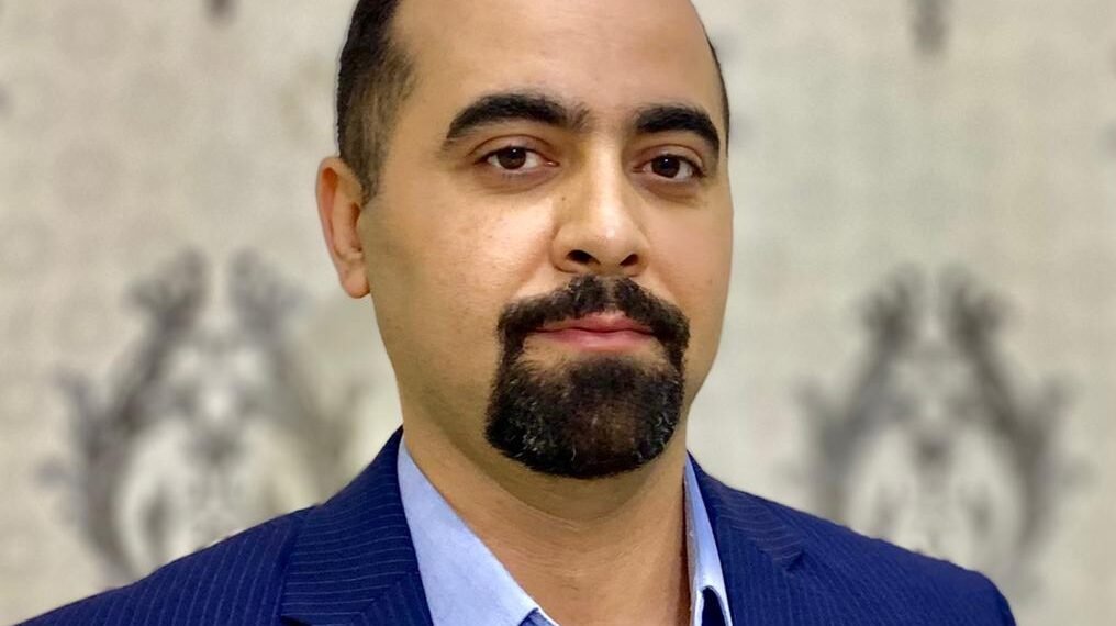 طبيب كربلائي .. يفتتح عيادته لمدة شهر بالمجان