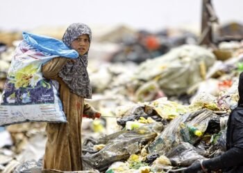 وزارة العمل : شمول ممتهني جمع النفايات براتب شهري