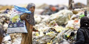 وزارة العمل : شمول ممتهني جمع النفايات براتب شهري