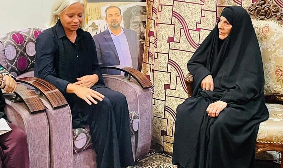 بالصور || والدة ايهاب الوزني مع ممثلة الأمم المتحدة بلاسخارت