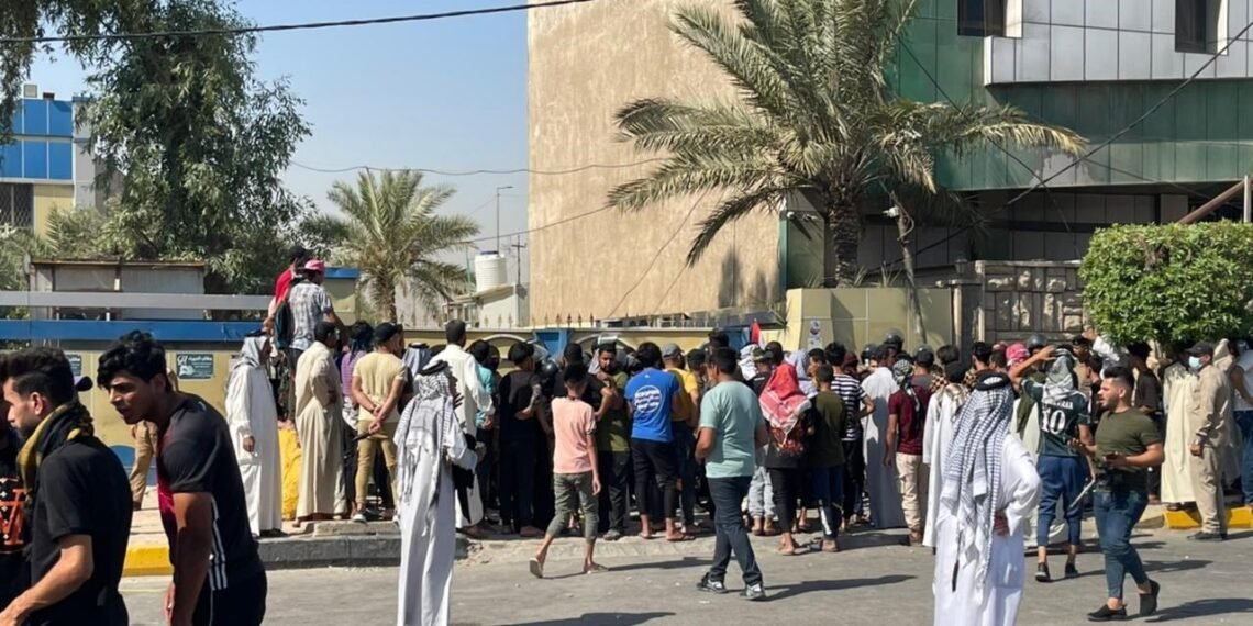 وصفتهم بالمخربين .. الموارد المائية ترد على متظاهري كربلاء