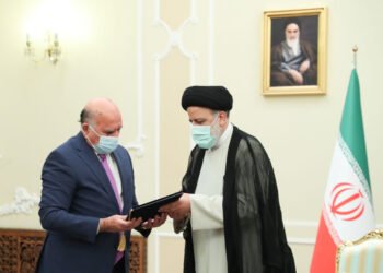 خلال تسلمه دعوة حضور “قمة بغداد”… رئيسي: إيران تحمل هاجس حل مشاكل العراق