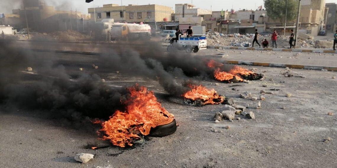 متظاهرين غاضبين يغلقون طريق حيوي بإطارات مشتعله