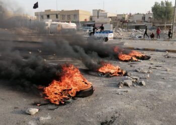 متظاهرين غاضبين يغلقون طريق حيوي بإطارات مشتعله