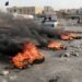 متظاهرين غاضبين يغلقون طريق حيوي بإطارات مشتعله
