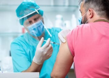 الصحة النيابية ترفع توصيات للحكومة لإجبار المواطنين على أخذ لقاح كورونا
