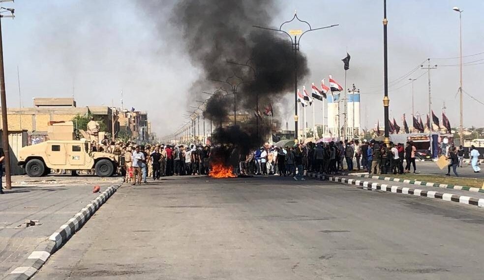 للمطالبة بالتعيين.. عشرات الخريجين يقطعون شارعا حيويا وسط الناصرية