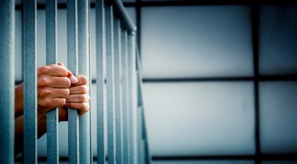 الحكم بالسجن لزوجين عرضا ابنهما للبيع على مواقع التواصل الاجتماعي
