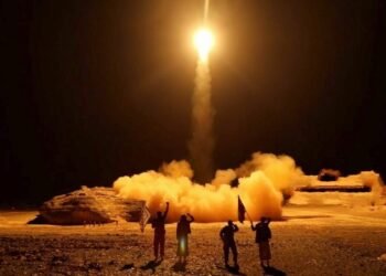 الحوثيون يعلنون قصف عملاق للنفط السعودي بـ10 مسيرات و6 صواريخ