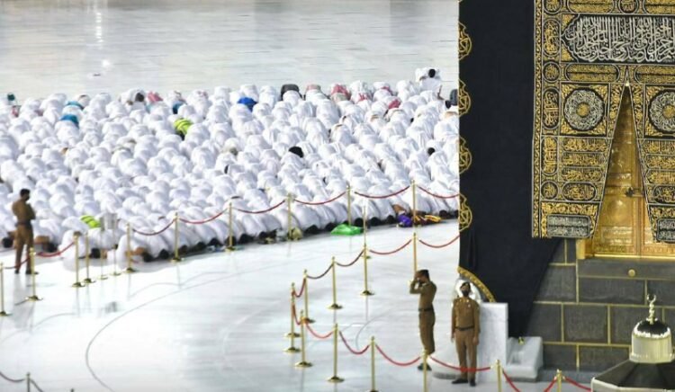 بالصور : أول صلاة “بلا تباعد” في الحرم المكي بعد تخفيف الإجراءات في السعودية.