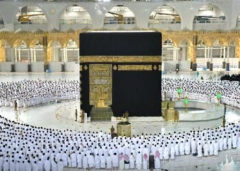 بالصور : أول صلاة “بلا تباعد” في الحرم المكي بعد تخفيف الإجراءات في السعودية.
