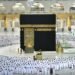 بالصور : أول صلاة “بلا تباعد” في الحرم المكي بعد تخفيف الإجراءات في السعودية.