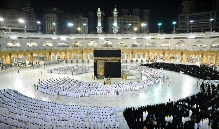 بالصور : أول صلاة “بلا تباعد” في الحرم المكي بعد تخفيف الإجراءات في السعودية.