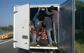 6 شاحنات مغلقة.. العثور على مئات المهاجرين العالقين بالمكسيك