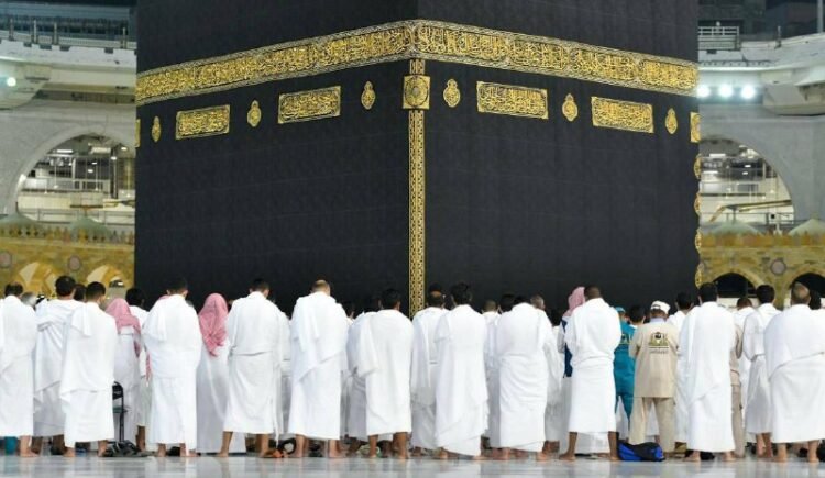 بالصور : أول صلاة “بلا تباعد” في الحرم المكي بعد تخفيف الإجراءات في السعودية.