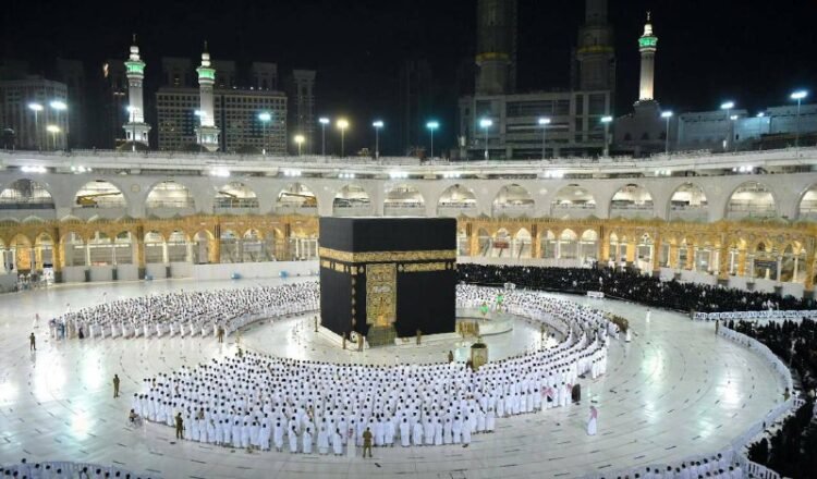 بالصور : أول صلاة “بلا تباعد” في الحرم المكي بعد تخفيف الإجراءات في السعودية.