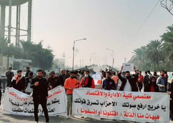 خريجو ذي قار يقطعون جسرا رئيسا وسط المحافظة للمطالبة بالتعيين