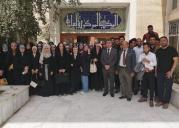 بعد ان اُهِملت وكادت ان تكون منسيّة .. طلبة جامعة كربلاء في زيارة علمية للمكتبة المركزية العامة