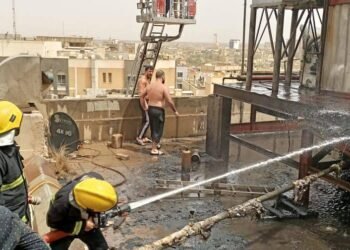 بالصور || اجلاء نزلاء فندق في كربلاء بعد حريق