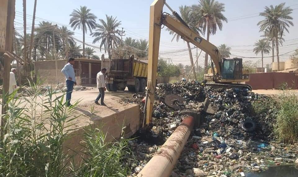 الجمعيات الفلاحية: “معامل الكاشي من اهم اسباب انسداد الممرات المائية .. وندعو لعدم رمي النفايات في الأنهر