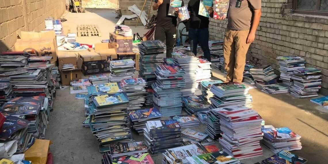 بعد الفشل الحكومي في ادارة الملف التعليمي شباب من كربلاء .. يقدّمون أكثر (6000) ملزمة لطلبة السادس بشكلٍ مجاني!