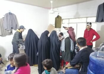 (حملة شتاء دافئ) حملة تطوعية في قضاء الحسينية شمال كربلاء المقدسة لجمع الملابس وتوزيعها على العوائل المتعففة والأيتام