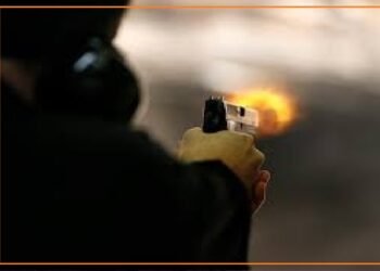 شخص يطلق ثلاث رصاصات في صدر اخيه بمنطقة الاعظمية في بغداد