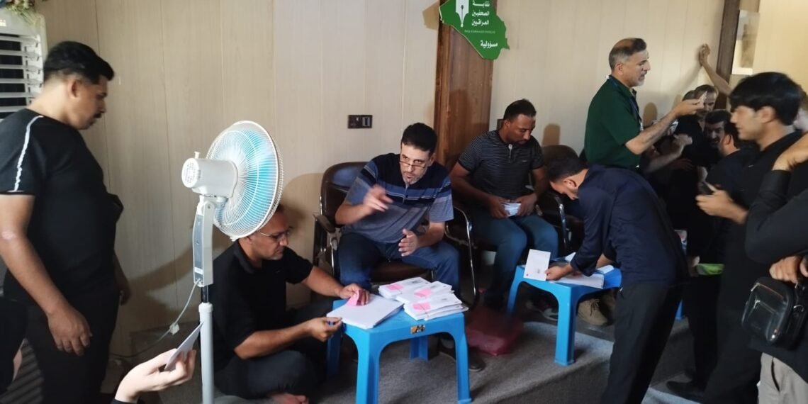 بالصور || تحدياً لحرارة الجو وانعدام اجهزة التبريد والتيار الكهربائي .. نقابة صحفيو كربلاء تباشر بتوزيع بطاقات الماستر كارد على صحفيي المحافظة