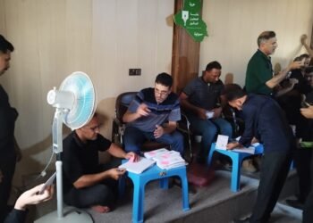 بالصور || تحدياً لحرارة الجو وانعدام اجهزة التبريد والتيار الكهربائي .. نقابة صحفيو كربلاء تباشر بتوزيع بطاقات الماستر كارد على صحفيي المحافظة