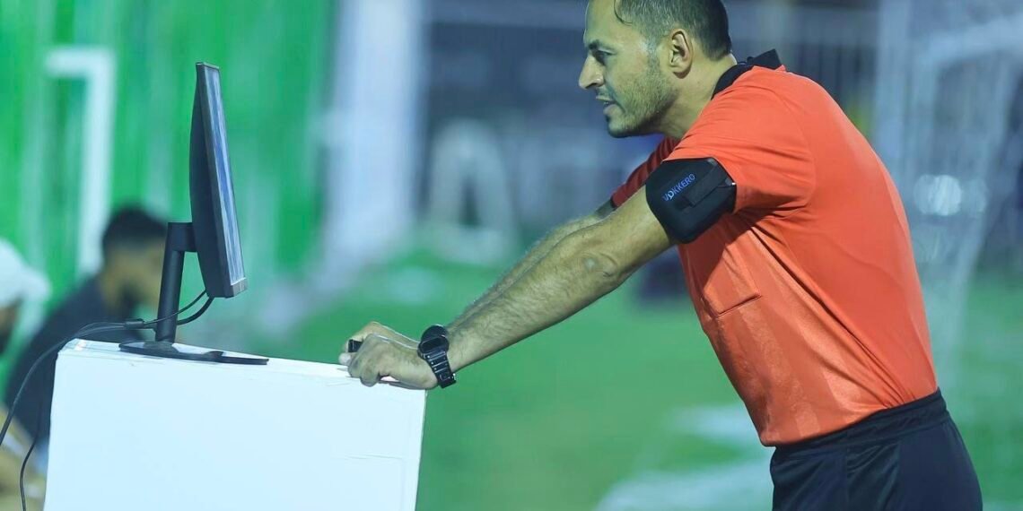 لجنة الحكام العراقية تتهم الاتحاد الدولي بالتسبب في تأخير استخدام تقنية الـ VAR في دوري المحترفين